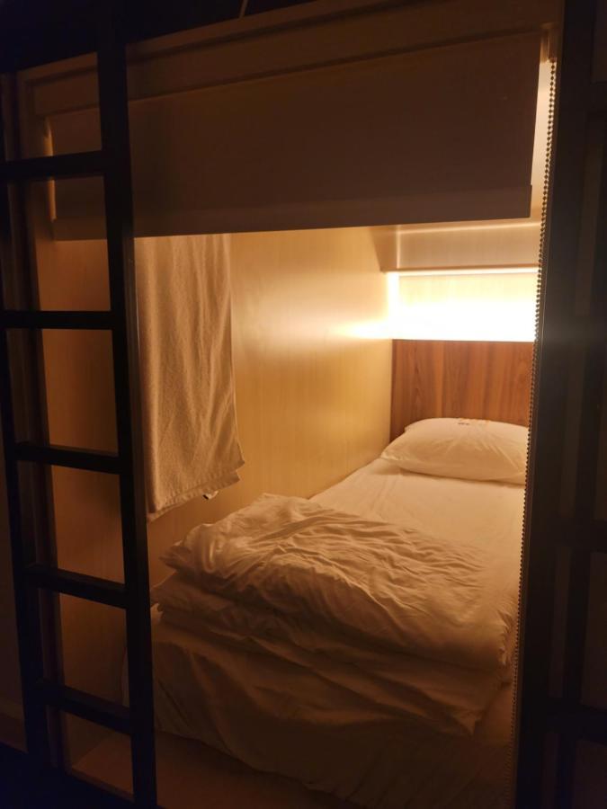 Westay Capsule Hostel Дубай Екстер'єр фото